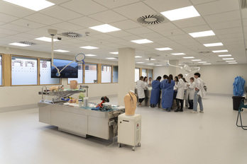 Alumnos de Medicina, este lunes en la UPNA. 