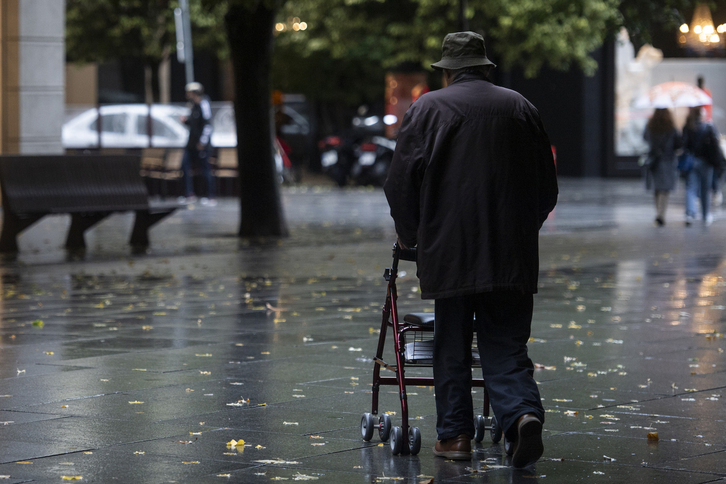 Una persona mayor ajena a esta información pasea en una imagen de archivo.