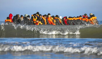 En 2025, 41.472 migrantes llegaron a las costas británicas atravesando el canal que separa el territorio británico del francés.