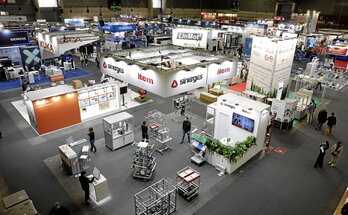 Distintos stands y firmas que participan en la Bienal que se celebra en el BEC de Barakaldo.