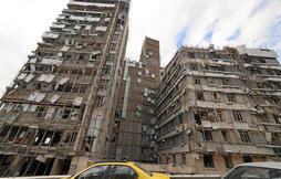 Hospital Ghandi, en Teherán, tras un ataque que también alcanzó una torre de televisión y otros edificios.
