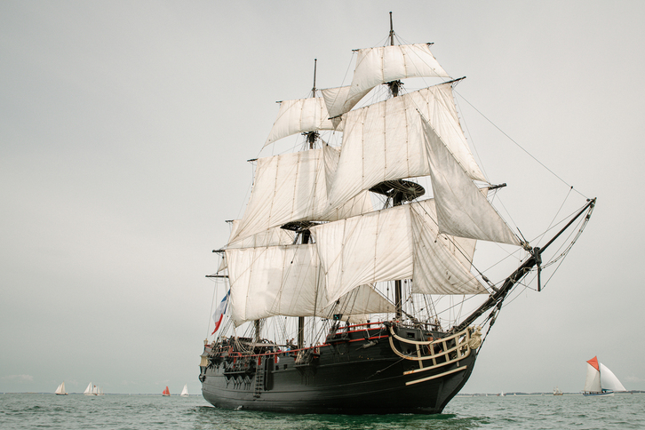 1745eko fragata kortsario baten jatorrizko planoetatik abiatuta eraiki zuten ‘Étoile du Roy’.