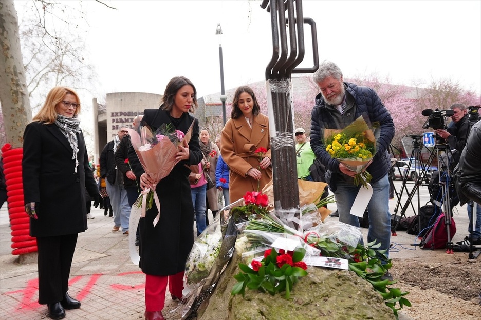  Podemosen lore eskaintza Martxoaren 3ko biktimei, Irene Montero bertan dela.