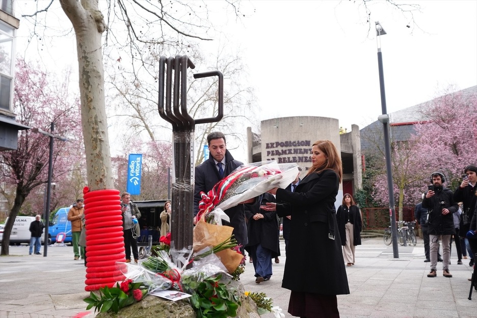 Imanol Pradales lehendakaria eta  Maria Jesus San Jose Justizia eta Giza Eskubideetako sailburua Martxoaren 3ko sarraskiaren 50. urteurreneko lore-eskaintzan.