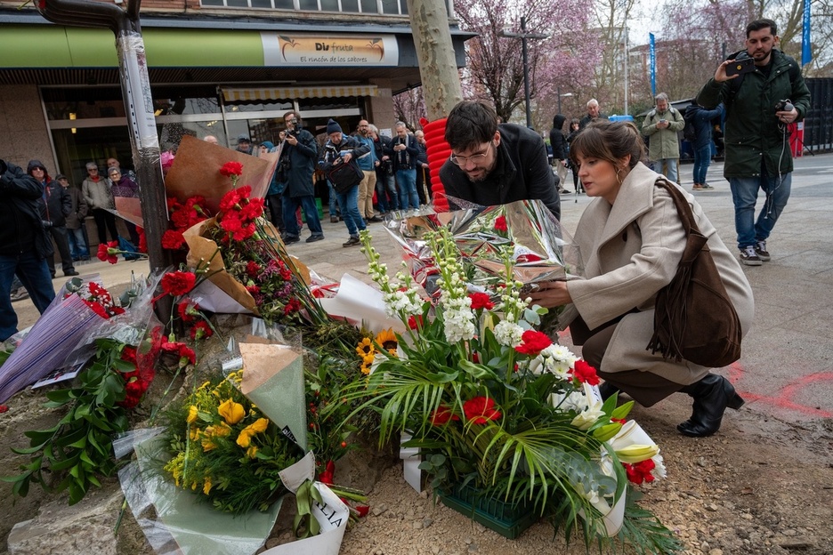 Sumar Mugimenduako ordezkariak lore eskaintzan.