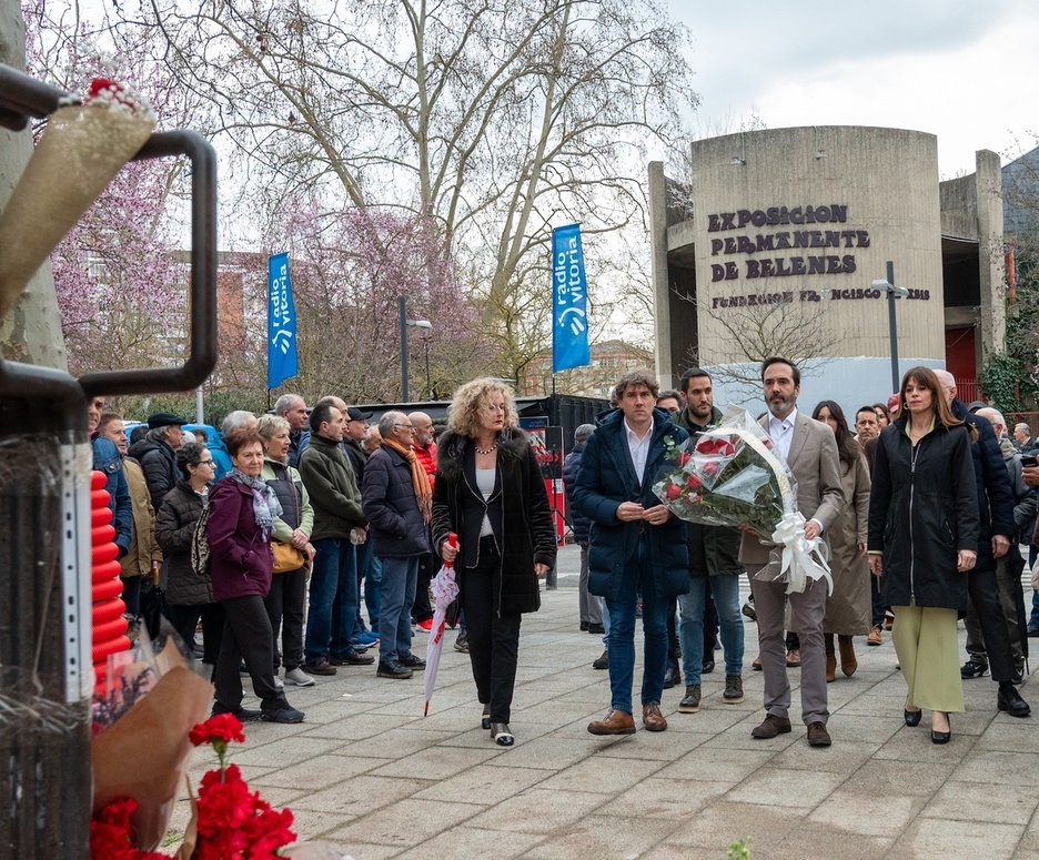 PSE alderdia, Eneko Andueza eta javier Hurtado buru, Martxoaren 3ko biktimen omenezko lore eskaintzan hartu dute parte.