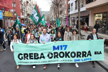 Manifestación que ha realizado el sindicato ELA por las calles de Bilbo.