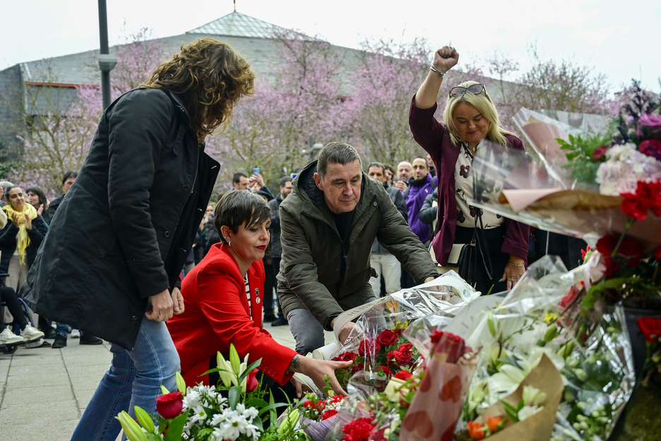 EH Bilduko kideak lore-eskaintzan.