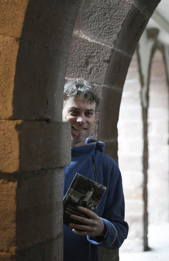 Elizondon egin du NAIZek hitzordua Ernesto Pratekin. Berriozarkoa izan arren, aspalditik bizi da Baztanen