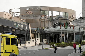 El hotel Crown Plaza, de Manama tras ser golpeado por misiles iraníes.