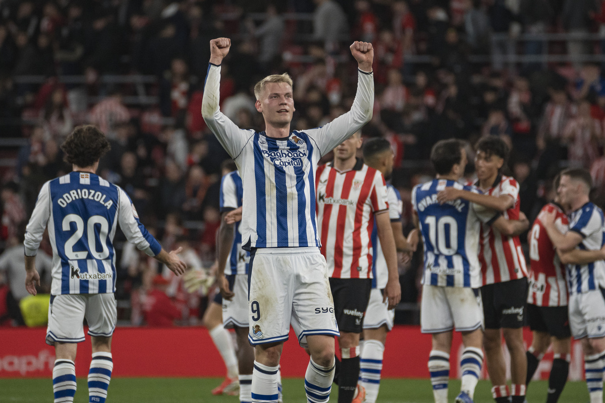 Oskarsson celebrando la victoria en San Mamés, estará disponible para el patido de vuelta (Aritz LOIOLA | FOKU)