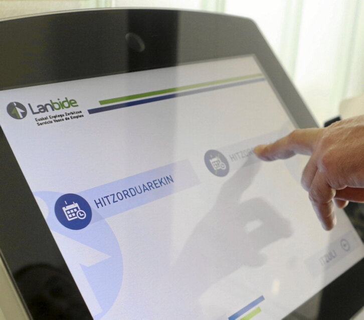 Una persona coge cita en una oficina de Lanbide.