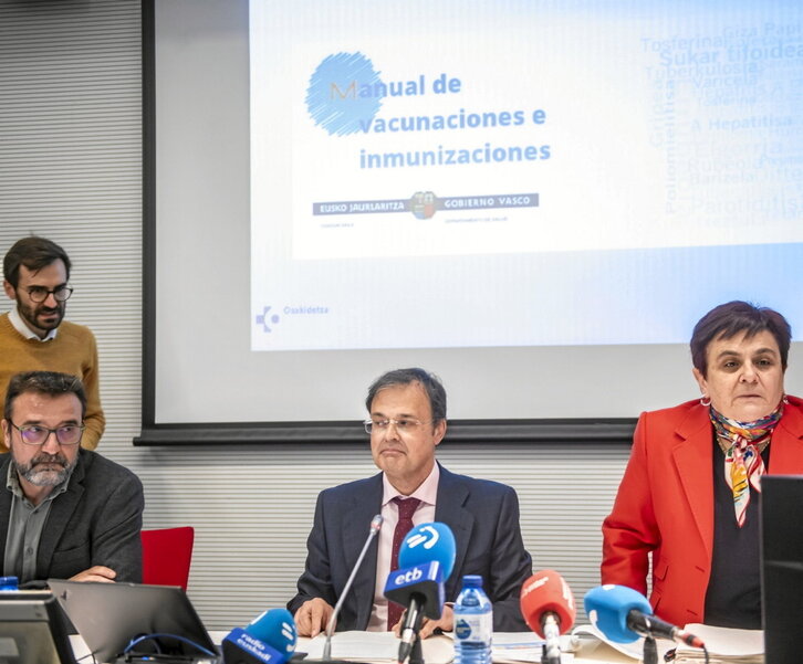 El presidente del comité, el consejero de Salud y la directora de Osakidetza.