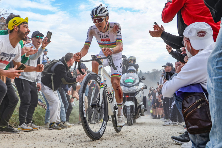 Pogacar dará las primeras pedaladas del año en el sterrato toscano que tan bien conoce.
