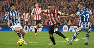 Berenguer y Sergio Gómez, en plena lucha por un balón en el pasado derbi en San Mamés.