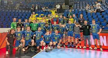 Los jugadores del Bidasoa-Irun se fotografían con los aficionados bidasotarras desplazados a Kiel como agradecimiento.