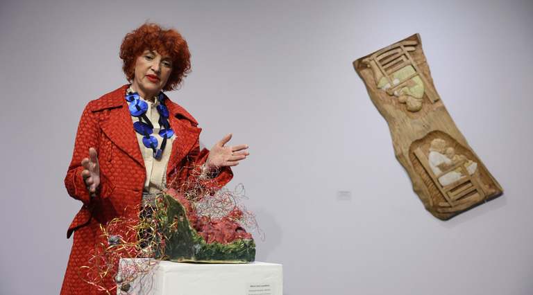 Erakusketaren irudi bat. 19 emakumeen lan daude ikusgai.