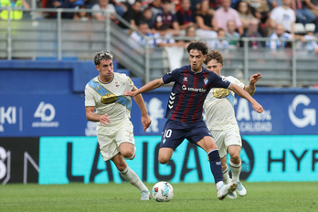 Guruzeta protege el balón ante Soriano en el partido de Segunda entre Eibar y Deportivo.