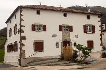 Les bureaux de vote seront ouverts de 8 heures à 18 heures . 