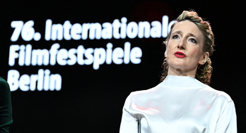 La directora de la Berlinale, Tricia Tuttle, durante la gala de clausura. 