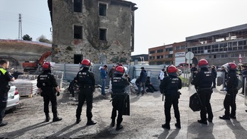 Agentes de la Ertzaintza en el desalojo del edificio en ruinas.