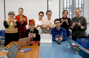 Mentxu Ramilo (en el centro, de pie) junto al grupo de Wikiemakumeok de Gasteiz realizando el signo W de Wikipedia.
