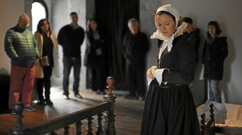 Antzezlanak Gipuzkoako XVII. mendeko gizartean barneratuko du bisitaria.