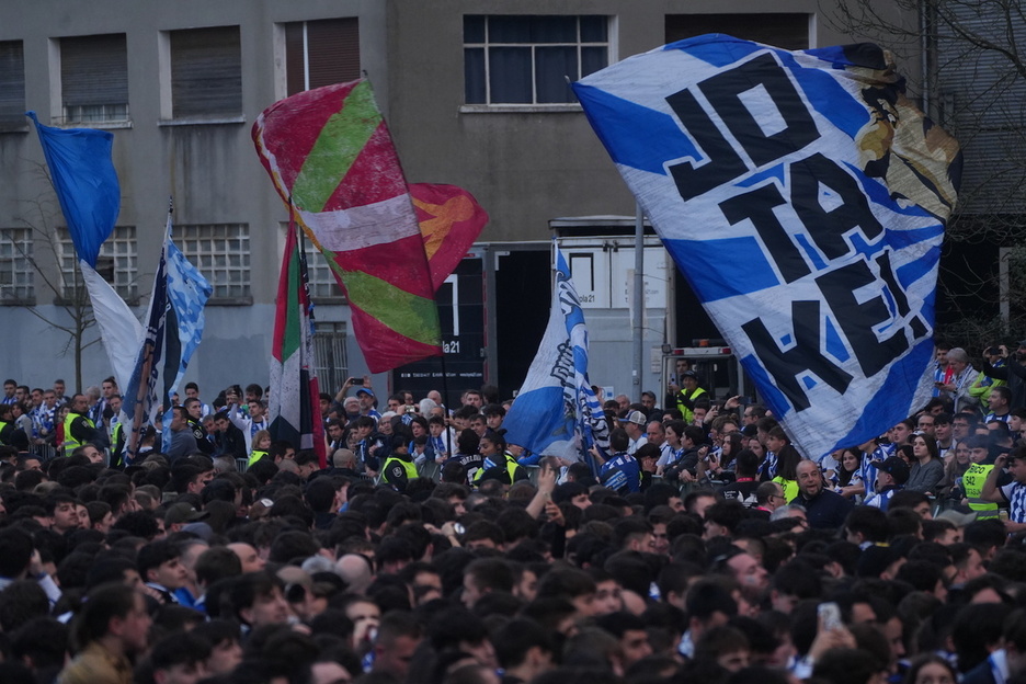 Arratsaldean, zale ugari bildu dira Realeko taldeari agurra egiteko.