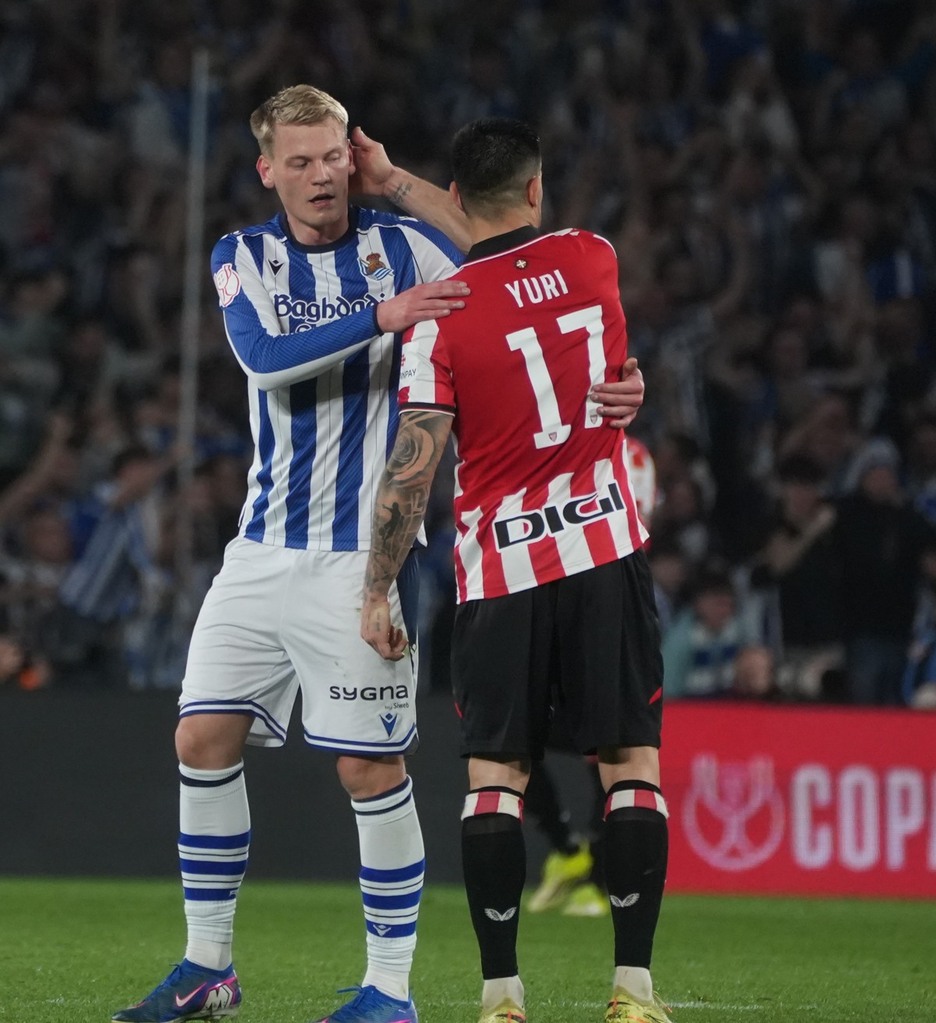 Cariñoso saludo entre Oskarsson y Yuri.