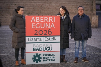 Euskal Herria Bateraren agerraldia, Aberri Eguneko ekitaldia aurkezteko. Argazkian, Ekhine Atorrasagasti, Mireia Epelde eta Carlos Etchepare.