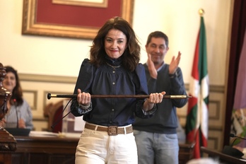 Itziar Carrocera, con la makila de alcaldesa.