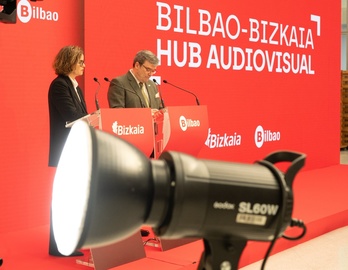Elixabete Etxanobe Bizkaiko ahaldun nagusia eta Juan Mari Aburto Bilboko alkatea, aurkezpenean.