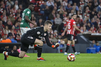 Imagen de archivo de Julen Agirrezabala, defendiendo la portería del Athletic.