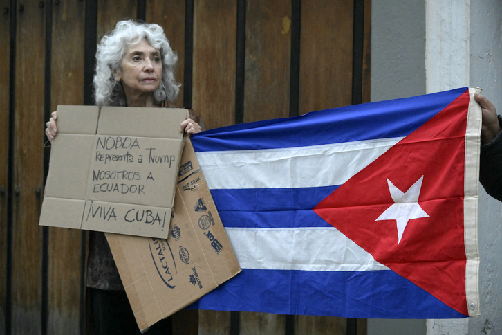 La exembajadora de Ecuador en Cuba Maria Augusta Calle protesta contra la decisión de Noboa a puertas de la embajada de Cuba en Quito.