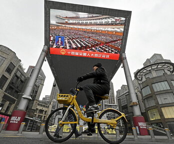 Una pantalla gigante muestra la sesión del Congreso Nacional del Pueblo.
