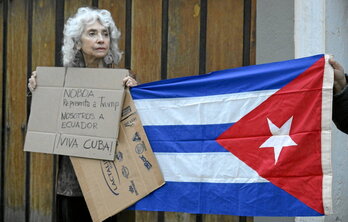 La exembajadora de Ecuador en Cuba María Augusta Calle protesta contra la decisión de Noboa en la Embajada cubana en Quito.