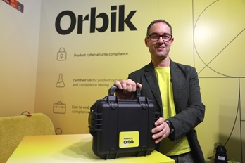 Salvador Trujillo, CEO de Orbik, en el stand de la start-up en la Bienal.