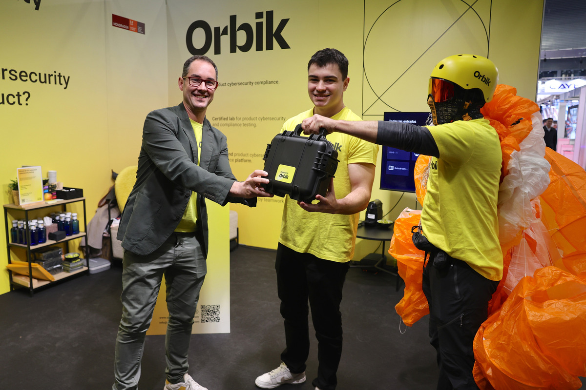 Integrantes de Orbik con el laboratorio virtual. (Oskar MATXIN EDESA | FOKU)