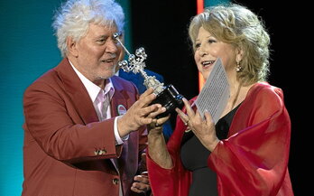 Pedro Almodóvar, entregando el Premio Donostia a Esther García, productora de casi toda la filmografía del director manchego, durante la última edición de Zinemaldia.