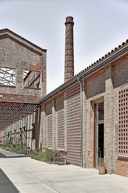 Exterior e interior de la nueva sede de Prodis, ubicada en la ciudad catalana de Terrassa, tras la transformación en 2024.