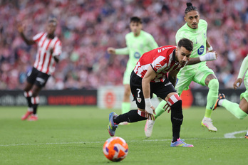Berenguer intenta llegar a un balón en el encuentro ante el Barça de la temporada pasada.