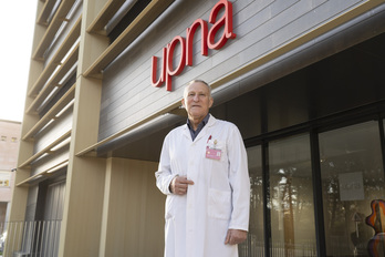 Tomás Belzunegui, frente al nuevo edificio donde se imparte el Grado de Medicina. 