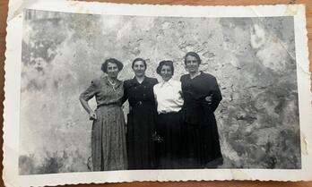 Eako emakume talde bat, eskumako biak errepresio frankista jasandakoa.