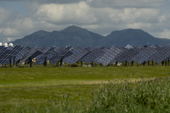 Placas fotovoltaicas con la sierra de Kodes al fondo.