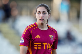 Oihane Valdezate, con la camiseta de la Roma.