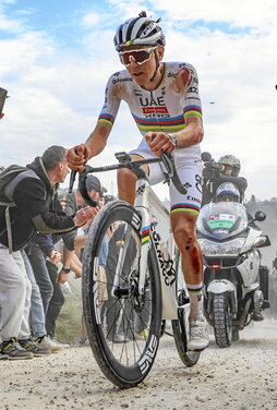 Pogacar busca su cuarta victoria en el sterrato toscano, alguien que nadie ha logrado antes. Vingegaard dará sus primeras pedaladas en Francia.