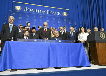 Tan solo una mujer apareció en la fotografía de los integrantes de la Junta de Paz de Donald Trump.