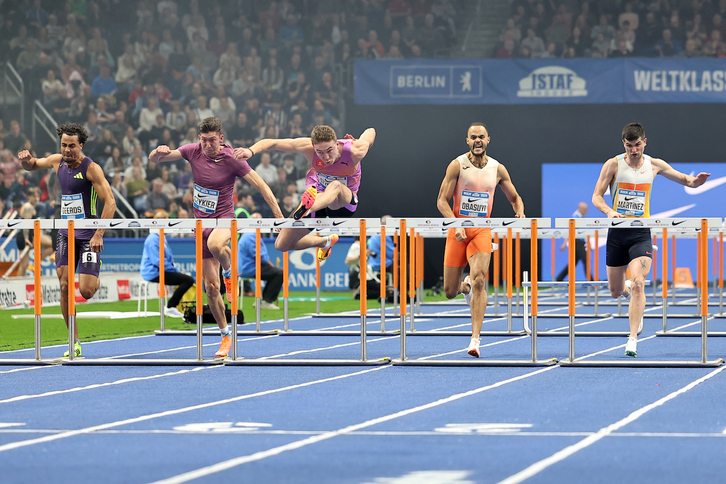 Asier Martínez, por la calle de la derecha, en la reunión de Berlín.