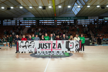 Mendizorrotza ha honrado la memoria de las víctimas del 3 de marzo de 1976 antes de ganar el partido.