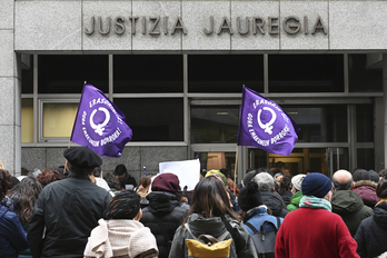  Mugimendu Feministak Bilboko Justizia Jauregiaren aurrean egindako elkarretaratze baten artxiboko irudia. 